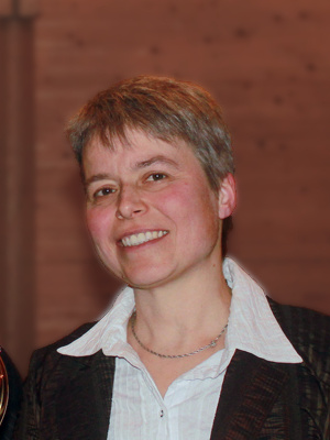 Frau Stecher bei einem Konzert in einer Kirche